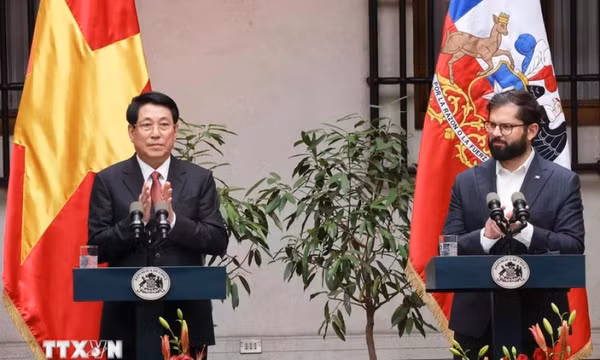 Chủ tịch nước Lương Cường và Tổng thống Chile Gabriel Boric gặp gỡ báo chí