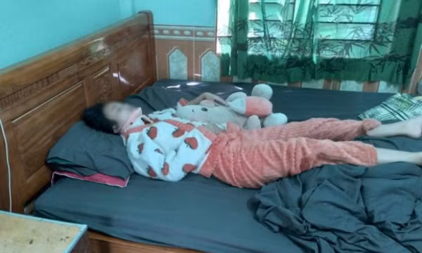 Ba nữ sinh đánh bạn gãy đốt sống cổ bị đình chỉ học 2 tuần