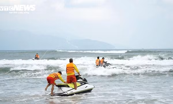 Tắm biển, 2 học sinh Đà Nẵng bị sóng cuốn