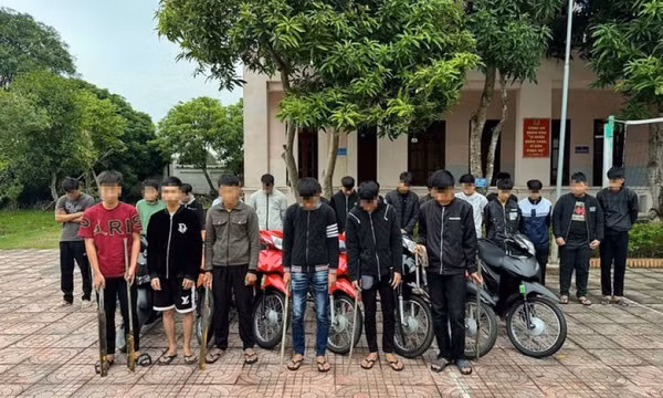 Khởi tố 13 thanh, thiếu niên ở Nghệ An mang dao kiếm đuổi đánh nhau trên đường
