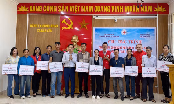 Trao hỗ trợ cho các hộ ngư dân bị thiệt hại do cơn bão số 3 tại huyện Vân Đồn
