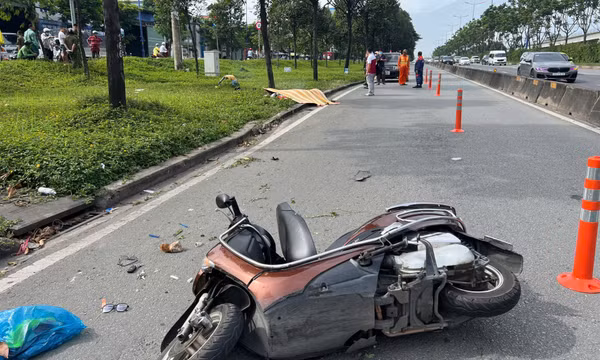 TP.HCM: Xe máy đâm vào dải phân cách, người đàn ông tử vong tại chỗ