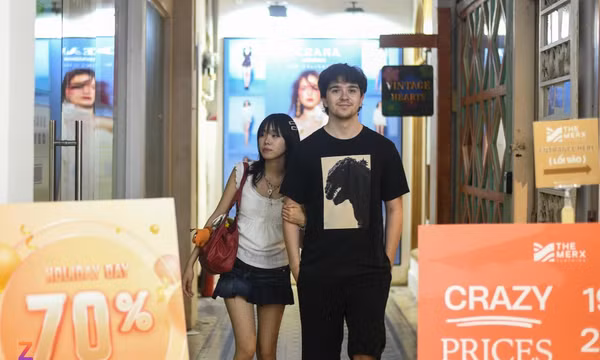 Khách ngoại xem TikTok tìm nơi 'săn' đồ local brand tại TP.HCM