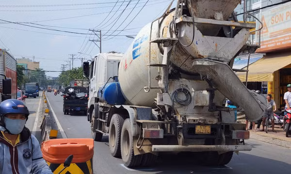 Va chạm với xe bồn trên đường đón con, người mẹ thiệt mạng, con gái bị gãy chân