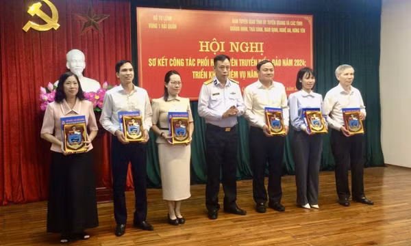 Lữ đoàn 169 được tuyên dương trong sơ kết tuyên truyền biển, đảo năm 2024