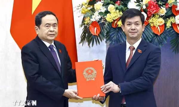 Chủ tịch Quốc hội trao Nghị quyết bổ nhiệm Chủ nhiệm Văn phòng Quốc hội
