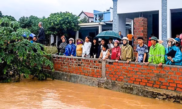 Cứu học sinh đang chới với giữa nước lũ, người đàn ông bị lũ cuốn mất tích