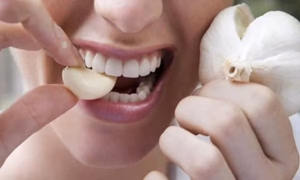 Mùa lạnh có nên ăn tỏi sống để tăng đề kháng?