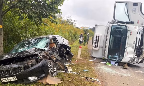 Xe tải mất lái tông liên hoàn trên đường Hồ Chí Minh, 3 người trọng thương