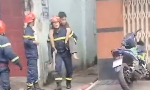 Cứu 5 người mắc kẹt trong nhà cháy ngùn ngụt ở TP HCM