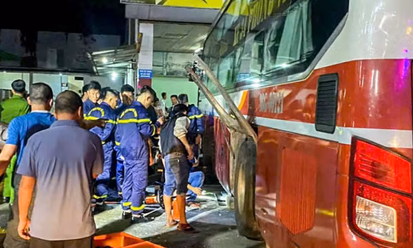 Chui xuống gầm xe kiểm tra phanh, lái phụ bị xe đè chết