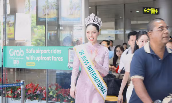 Hoa hậu Quốc tế Thanh Thủy về nước, người hâm mộ hò reo ở sân bay