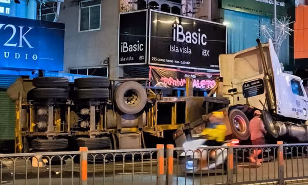 Thùng xe container lật đè nát xe chở rác, giao thông ùn ứ hơn 3km