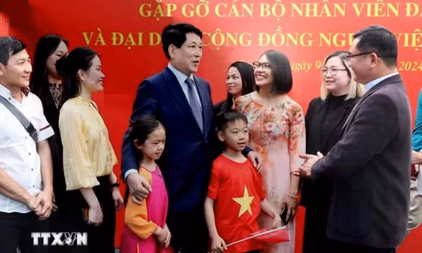 Chủ tịch nước Lương Cường thăm Đại sứ quán và cộng đồng người Việt Nam tại Chile
