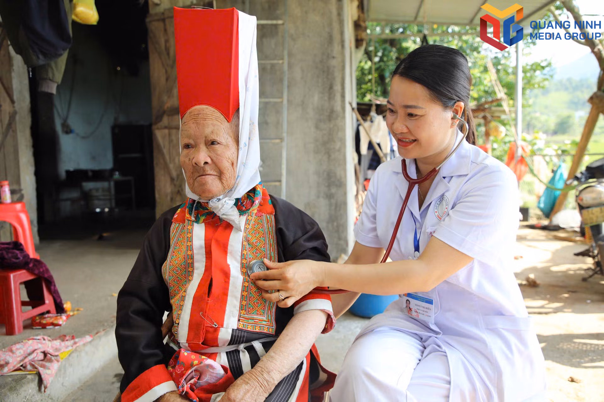 bqn_tr_bac-si-tram-y-te-xa-hoanh-mo-kham-tai-nha-cho-ba-tang-tai-mui-98-tuoi-thon-na-choong.jpg