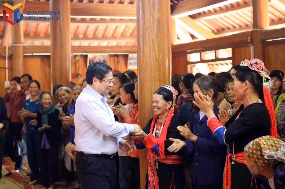 bqn_tl_nguoi-dan-den-tham-du-ngay-hoi-dai-doan-ket-tai-xa-bang-ca111117.jpg