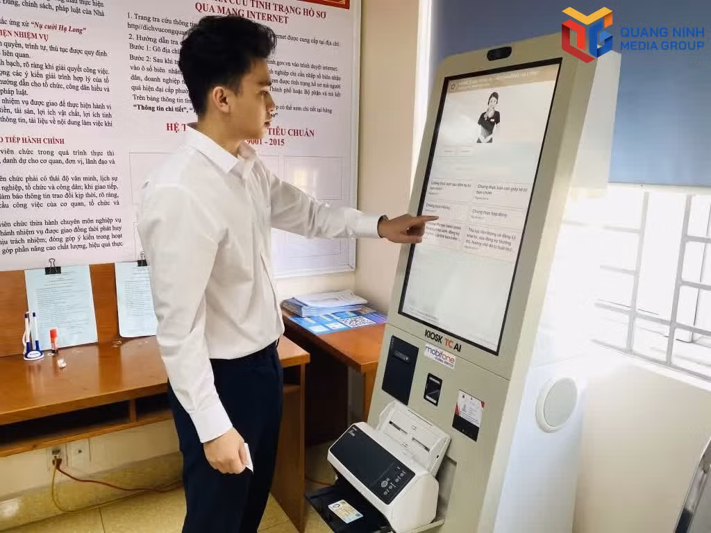 Người dânthao tác tại kiosk của Trung tâm PVHCC phường Hạ Long.