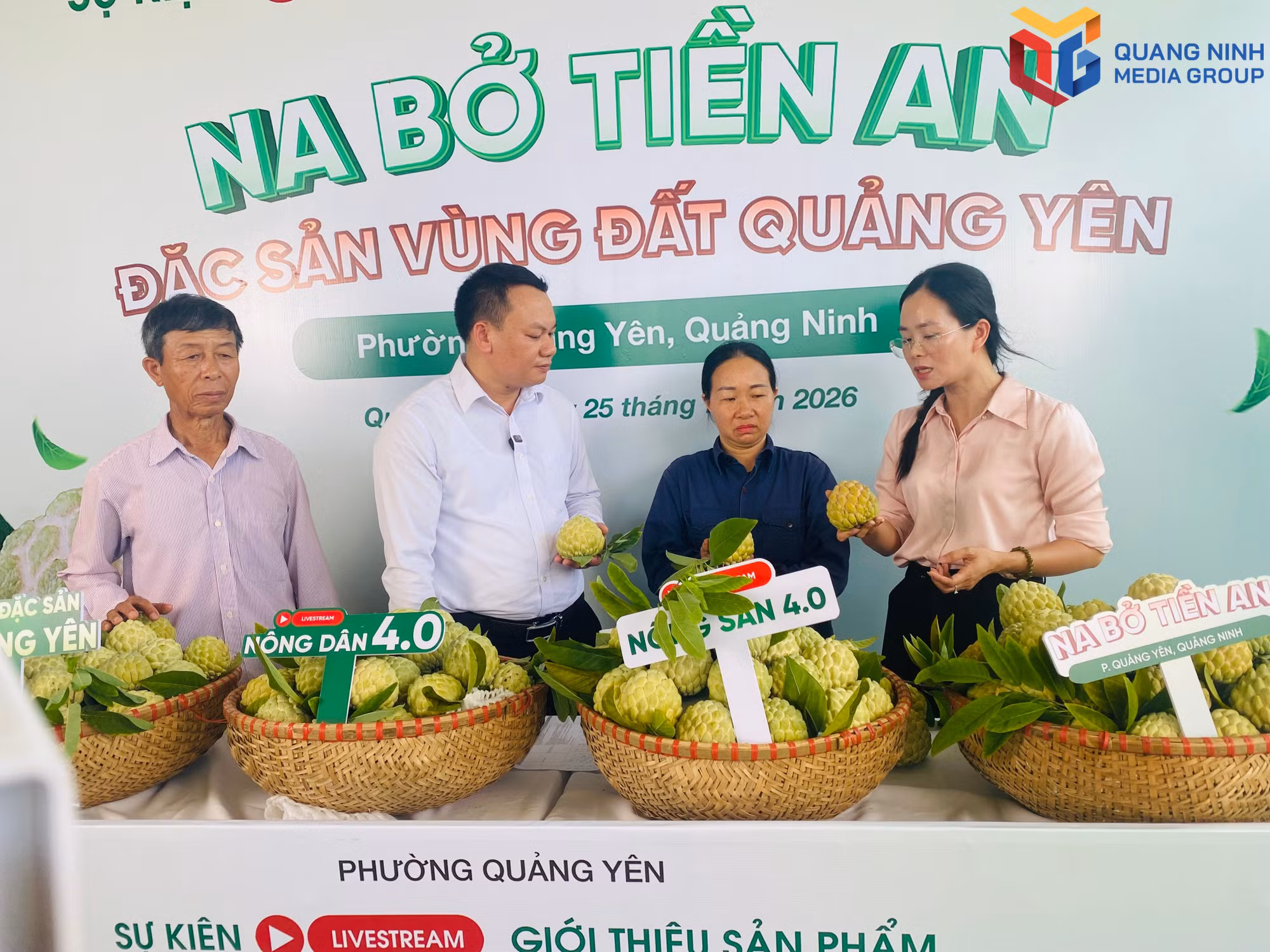 Người dân phường Quảng Yên livestream bán sản phẩm nông nghiệp địa phương.
