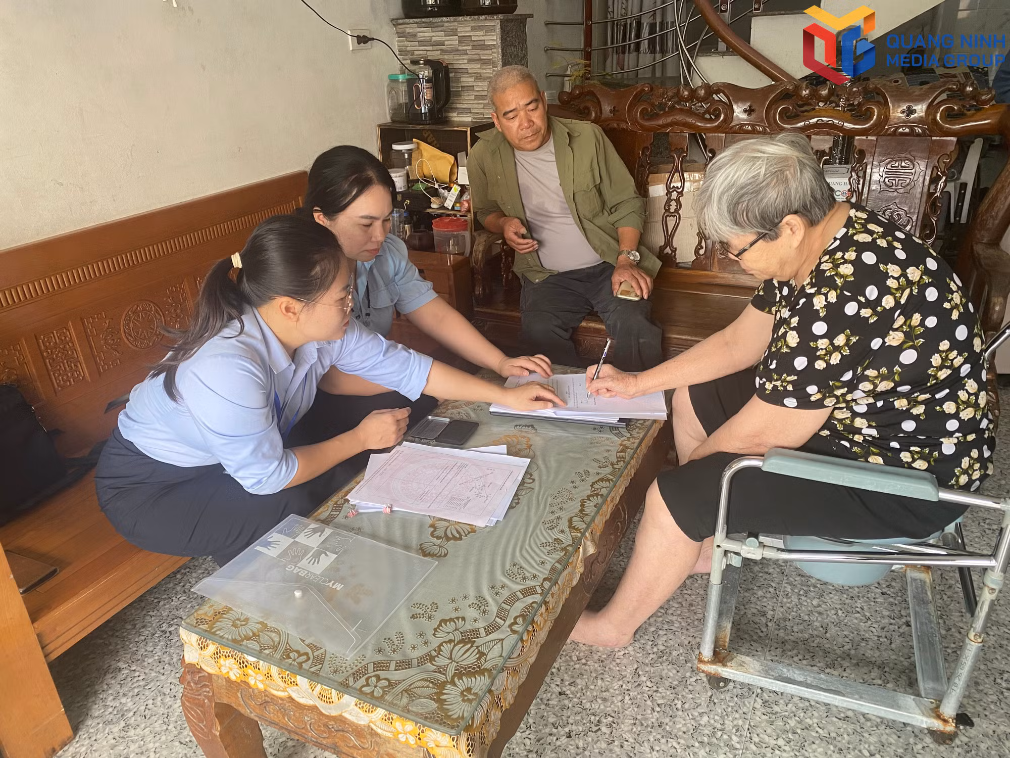 Cán bộ Trung tâm PVHCC xã Tiên Yên hỗ trợ người dân thực hiện thủ tuc hành chính.