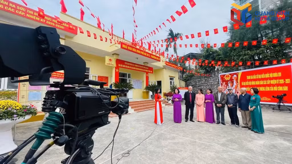 Ekip Báo và phát thanh, truyền hình Quảng Ninh chuẩn bị cho điểm cầu truyền hình trực tiếp kết nối với chương trình cầu truyền hình toàn quốc về bầu cử do Đài Truyền hình Việt Nam thực hiện.