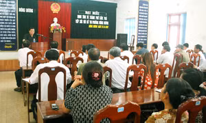 Đồng chí Nguyễn Như Hiền, Phó Chủ tịch HĐND tỉnh tiếp xúc cử tri tại phường Mông Dương