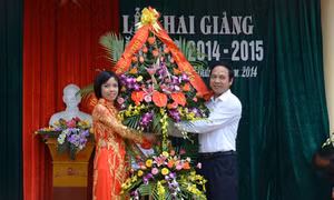 Các đồng chí lãnh đạo dự lễ khai giảng năm học mới