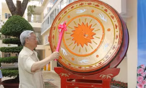 Tổng Bí thư dự Lễ khai giảng tại trường THPT Nguyễn Gia Thiều