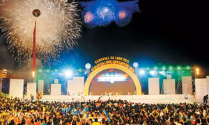 Bắn pháo hoa tầm cao tại Lễ hội Carnaval Hạ Long