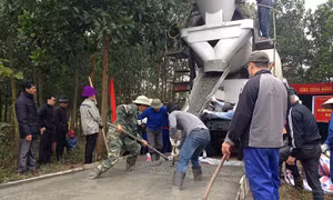 Vận động nhân dân làm đường ở Uông Bí