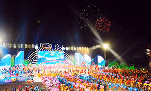 Bắn pháo hoa tầm cao tại Carnaval Hạ Long 2015