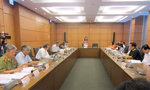 Đoàn đại biểu Quốc hội tỉnh Quảng Ninh tham gia thảo luận ở tổ