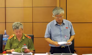 Đoàn đại biểu Quốc hội tỉnh Quảng Ninh tham gia thảo luận ở tổ
