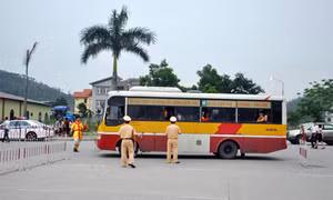 Phân luồng, bố trí biển báo đảm bảo ATGT cho Carnaval Hạ Long 2015