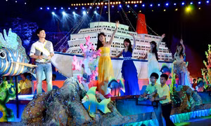 Trên 2,5 vạn du khách tham dự Carnaval Hạ Long 2013