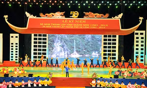 Hào hứng, phấn khởi, vững tin vào tương lai