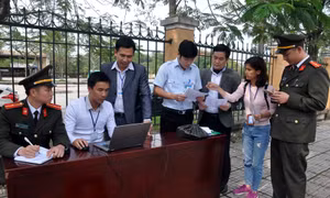 Móng Cái: Xử phạt hành chính 9 hướng dẫn viên không có thẻ và dùng thẻ giả