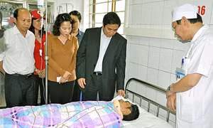 Bí thư Tỉnh ủy Phạm Minh Chính thăm bệnh nhân bị thương do cơn bão số 14