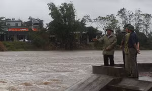 Phó Chủ tịch Thường trực UBND tỉnh Đỗ Thông kiểm tra tình hình khắc phục hậu quả sau bão tại Hải Hà