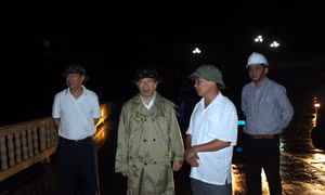 Phó Chủ tịch UBND tỉnh Nguyễn Văn Thành chỉ đạo phòng chống bão số 14 tại Tiên Yên, Bình Liêu, Ba Chẽ
