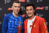 Thủ môn Bùi Tiến Dũng trao danh hiệu cầu thủ xuất sắc nhất bán kết World Cup cho Perisic