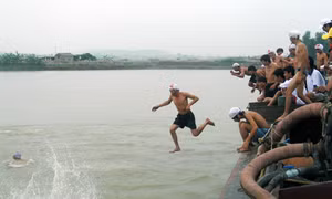 Xuân Sơn cả xã biết bơi