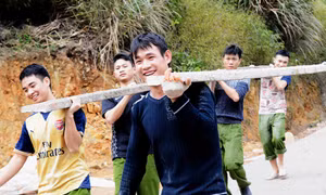 Lính cứu hoả làm đường