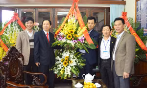 Lãnh đạo TP Uông Bí chúc mừng các đơn vị ngành Than