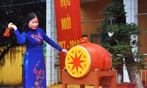 Phó Bí thư Thường trực Tỉnh ủy Đỗ Thị Hoàng dự khai giảng với học sinh Quảng Sơn (Hải Hà)