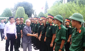 Nguyên Bộ trưởng Bộ Quốc phòng Phạm Văn Trà thăm và làm việc tại Cô Tô