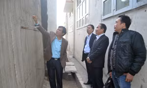 Bàn giao công trình cải tạo kè chắn, sửa chữa phòng học Trường THPT Hòn Gai