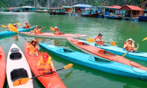 Lướt thuyền kayak giữa vịnh Hạ Long