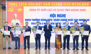 Đảng ủy Khối Các cơ quan tỉnh tổ chức trao huy hiệu 30 năm tuổi Đảng
