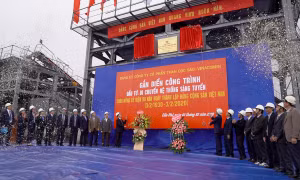 Gắn biển chào mừng Ngày thành lập Đảng cho công trình "Đầu tư – Di chuyển hệ thống sàng tuyển"