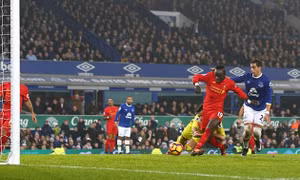 Thắng kịch tính Everton, Liverpool trở lại ngôi nhì bảng